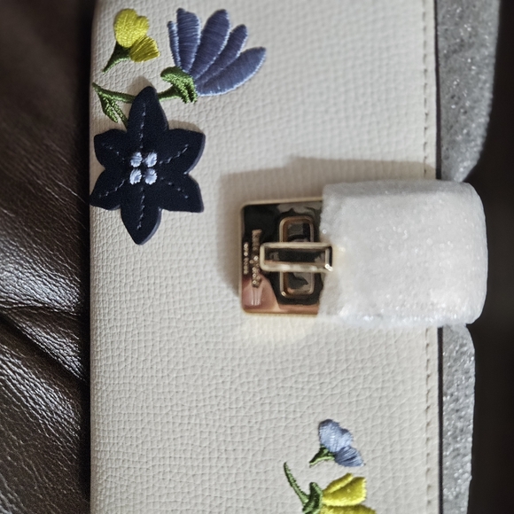 NWT Kate Spade Pheobe bifoldbwhite wallet - Picture 3 of 4